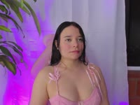 Sou uma garota doce, brincalhona e bem relaxada, com uma energia suave, charmosa e acolhedora. Gosto de manter um ambiente natural, sem poses forçadas: apenas eu, autêntica e cheia de boa vibração.
Aquí no podrás encontrar un espectáculo previo o repetido; comigo, cada encontro flui de um jeito diferente. Gosto de criar uma conexão real, te dar companhia, arrancar um sorriso e deixar aquela sensação de diversão e proximidade que nem sempre se encontra por aí.
Quero que, quando você entrar na minha sala, se sinta especial, à vontade… e sim, também um pouco excitado {ángel}. Mi objetivo es que lo aprovetes sin presión, sin correr y con la libertad de ser tú mismo.
O que me torna diferente é a minha forma de conectar: ​​sou atenciosa, próxima e genuína. Não atuo, não sigo roteiro; simplemente deixo a química falar por nós.
Se você procura uma garota real, doce, brincalhona e com quem possa relaxar enquanto se diverte… então venha me ver.