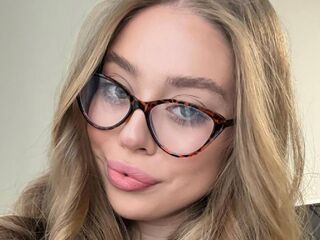 camgirl playing with dildo DianeWhitly