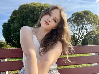 topless cam girl EssyMilton