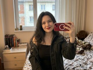 cam girl playing with vibrator KeliCollymore