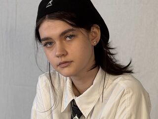 naked camgirl photo LeannMolineaux