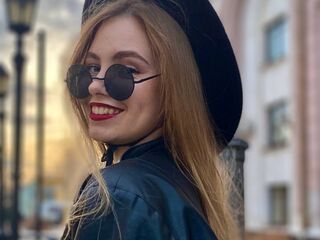nude webcamgirl picture MaiaOshman