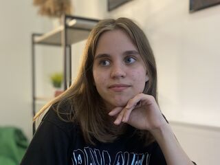 camgirl playing with vibrator MelisaVonk